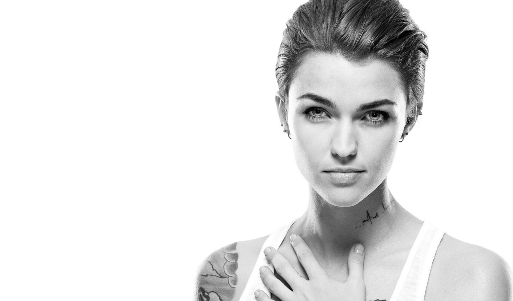 Актриса Руби Роуз с татуировками на теле черно белое фото