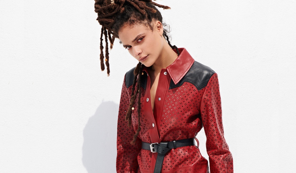 Актриса Саша Лейн на белом фоне