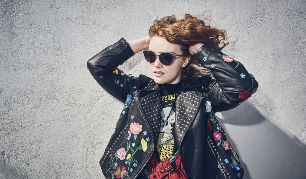 Актриса Шеннон Пёрсер в кожаной куртке у стены