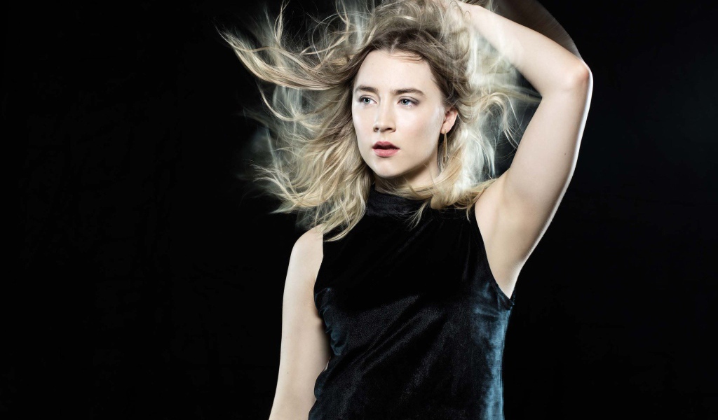 Актриса Сирша Ронан в черном наряде на черном фоне