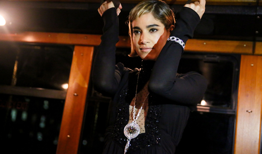 Актриса София Бутелла в черном платье 