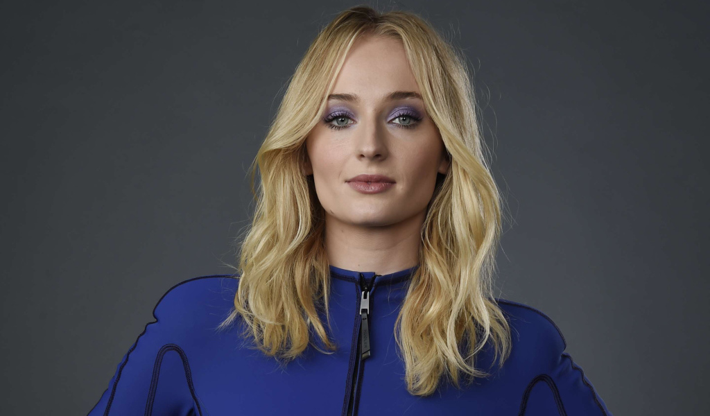 Актриса Софи Тернер крупным планом на сером фоне