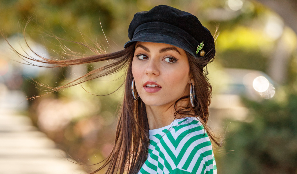 Актриса Виктория Джастис в черной кепке