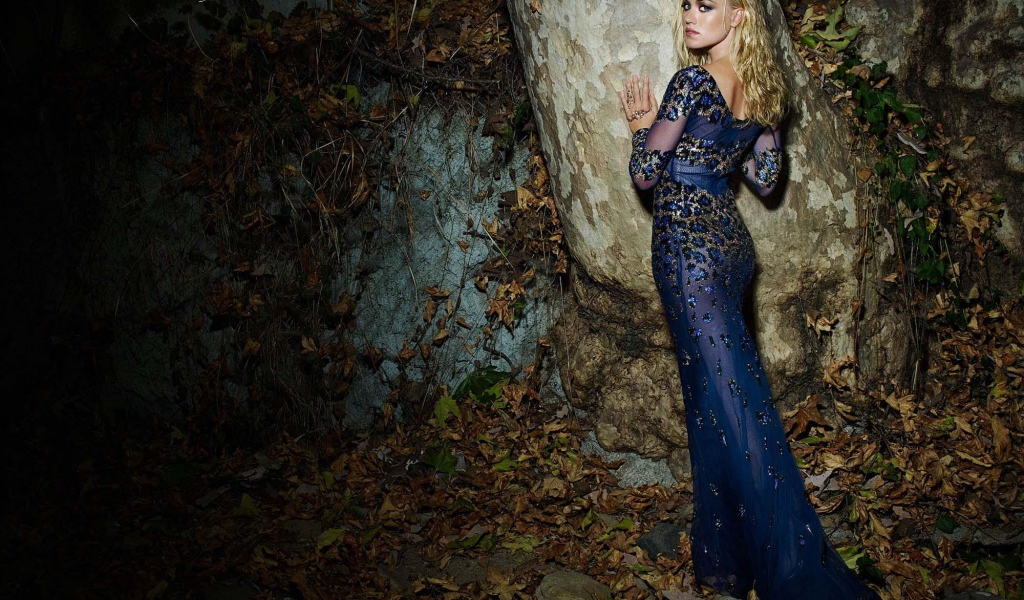 Актриса Ивонн Страховски в красивом платье