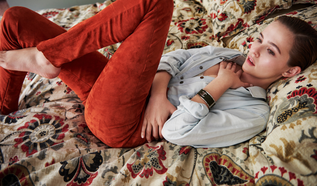 Актриса Зои Дойч лежит на кровати