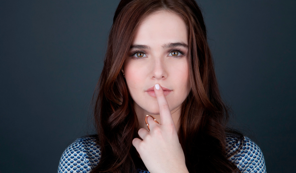 Актриса Зои Дойч с пальцем у рта