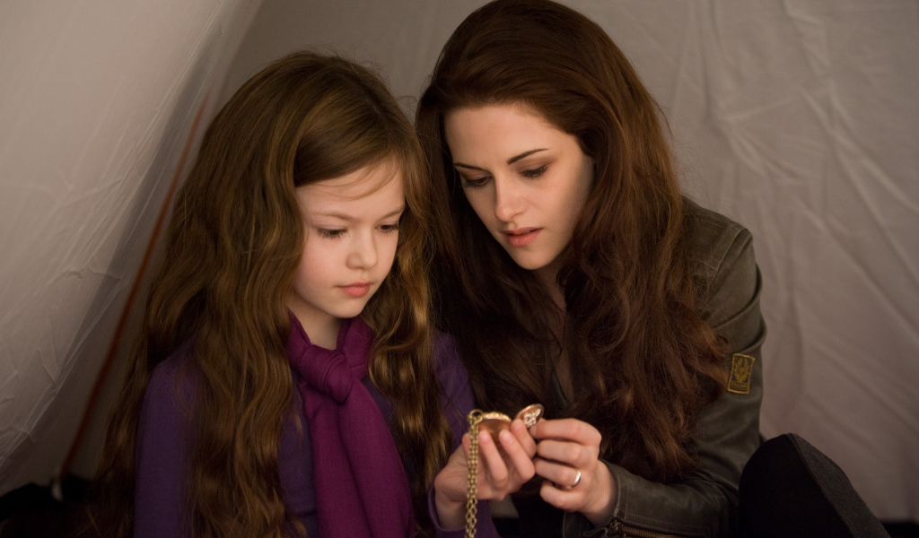 Актрисы Маккензи Фой и Кристен Стюарт в фильме Сумерки