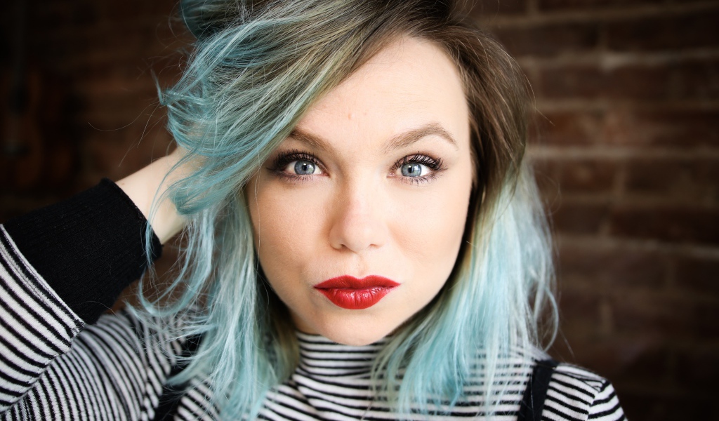 Американская актриса Аманда Фуллер с голубыми волосами