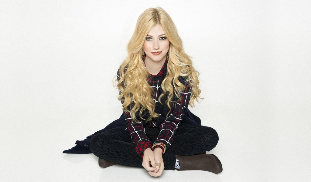 Американская актриса Кэтрин Макнамара на белом фоне