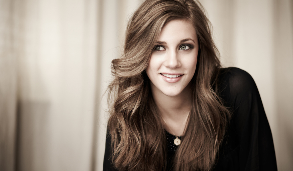 Американская актриса Лили Рейнхарт с милой улыбкой