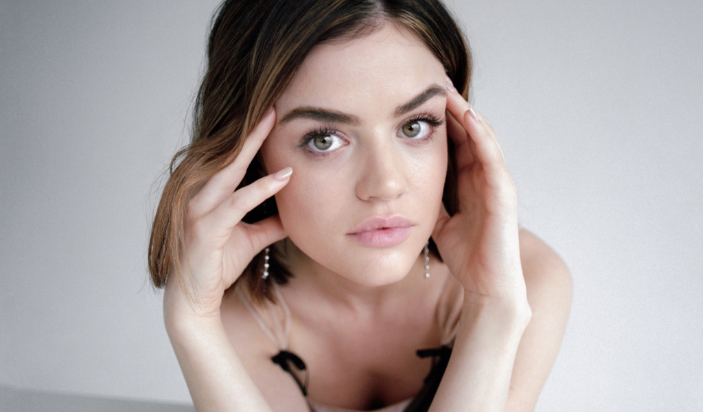 Американская актриса Люси Хейл фото на сером фоне