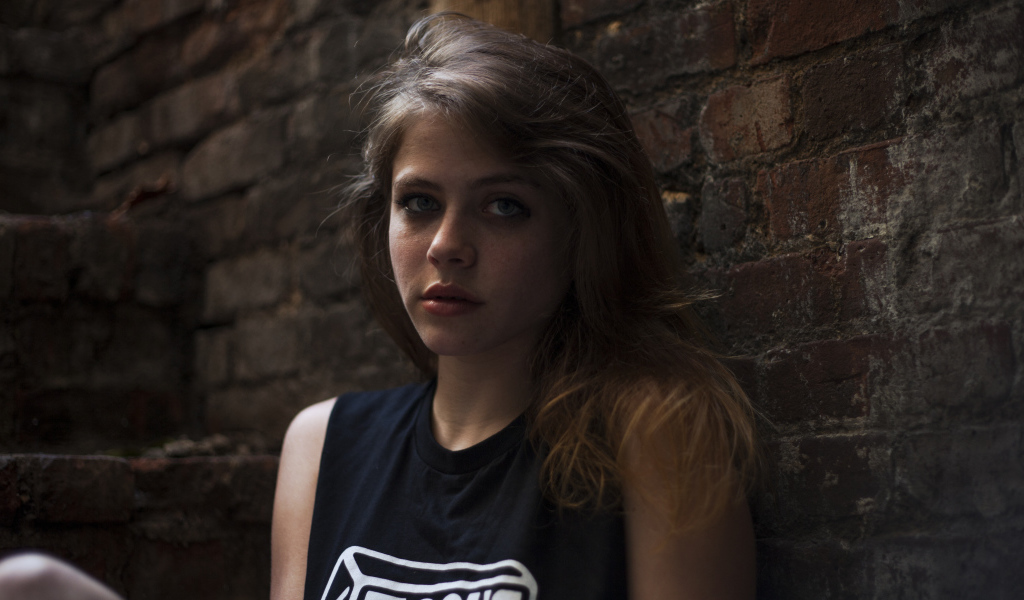 Американская актриса Оливия Луккарди у стены