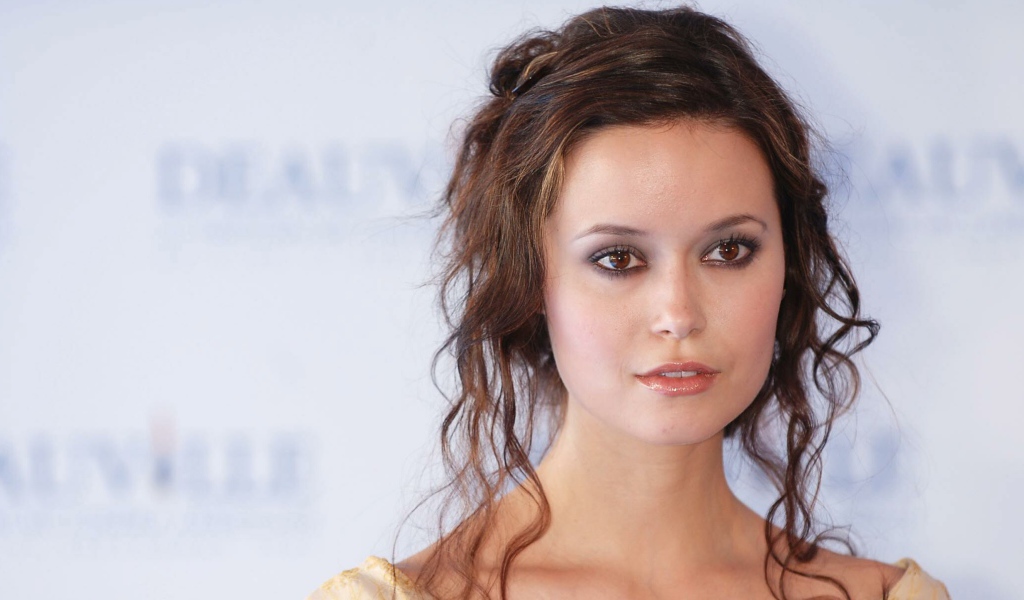 Американская актриса Саммер Глау с прической на голове