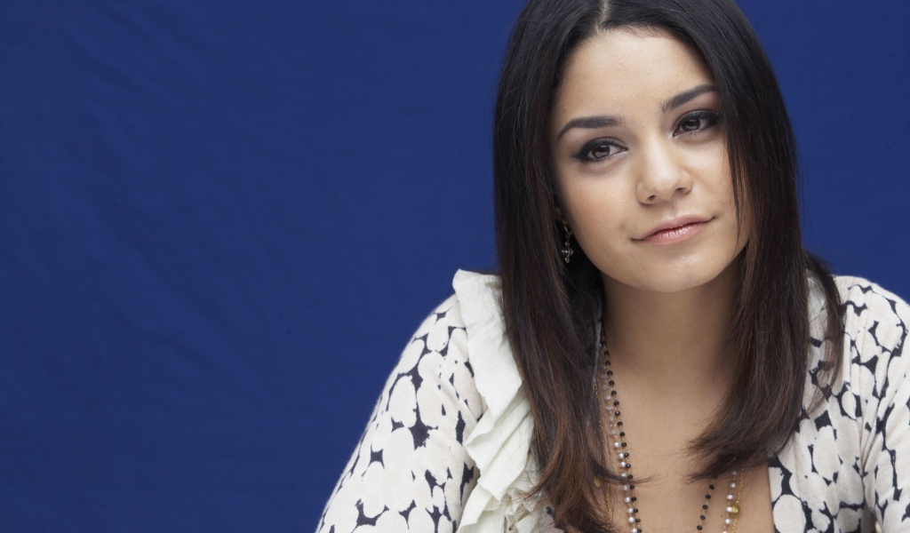 Американская актриса Ванесса Хадженс на синем фоне