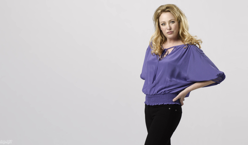 Американская актриса Вирджиния Мэдсен на сером фоне