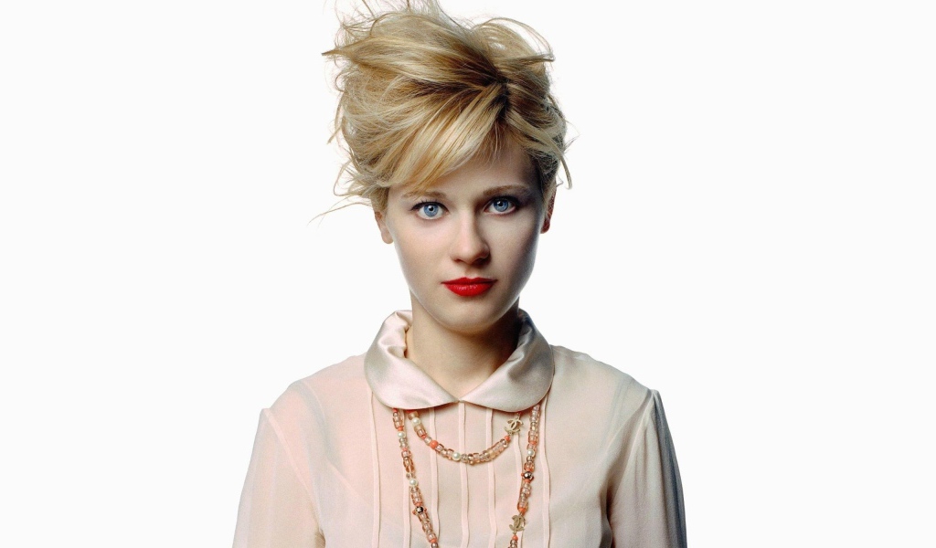 Американская актриса Зоуи Дешанель на белом фоне