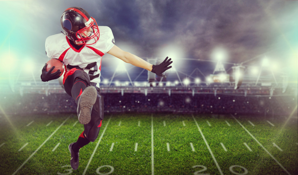 Игрок в американский футбол с мячом на поле