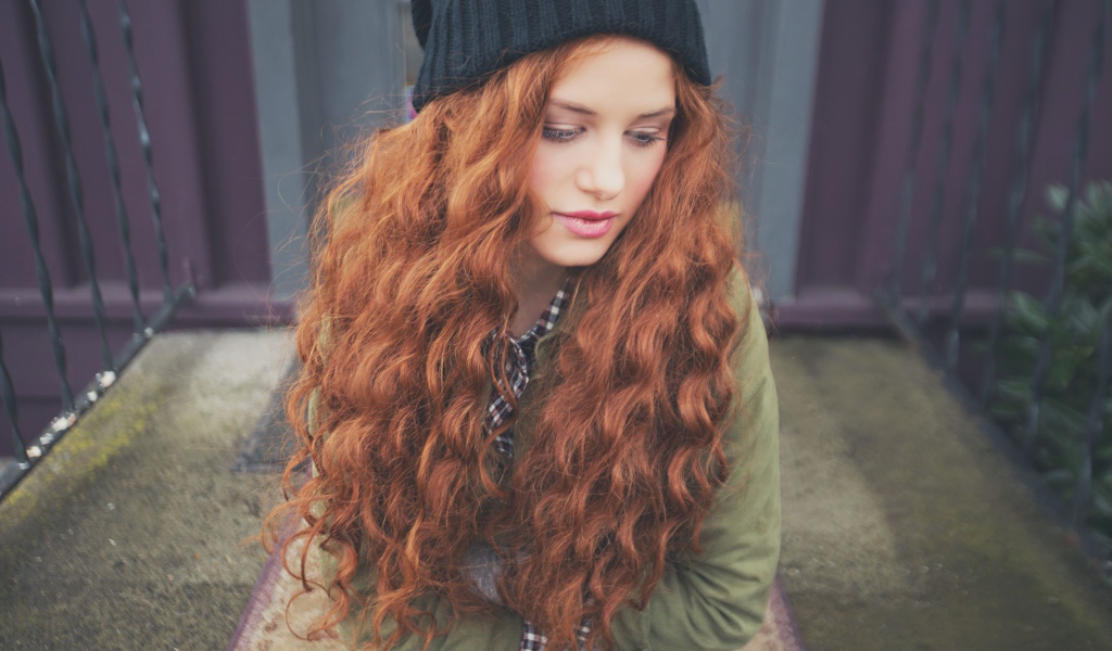 Американская рыжеволосая актриса Мэделин Петш в черной шапке