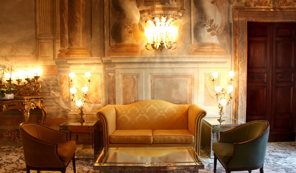 Старинный интерьер комнаты с диваном и креслами