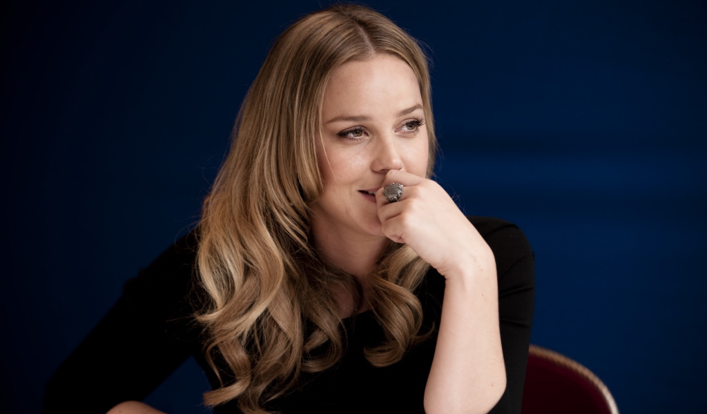 Австралийская актриса Эбби Корниш в черном платье