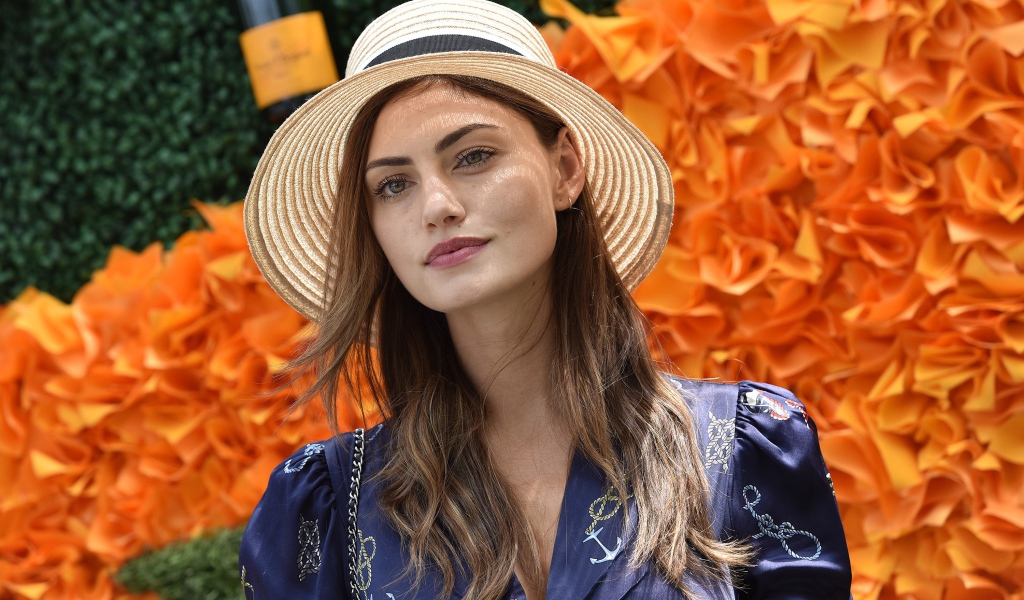 Австралийская актриса Фиби Тонкин в шляпе на фоне цветов