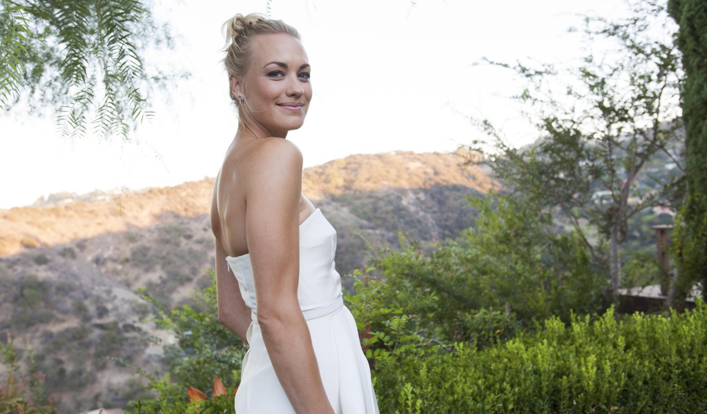 Австралийская актриса Ивонн Страховски в белом платье