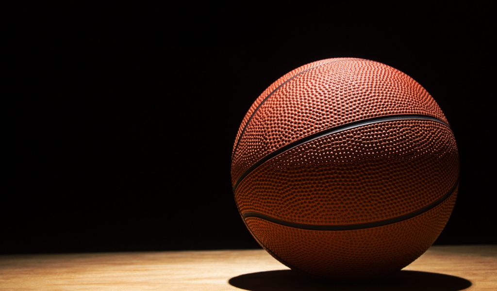 Баскетбольный мяч на черном фоне