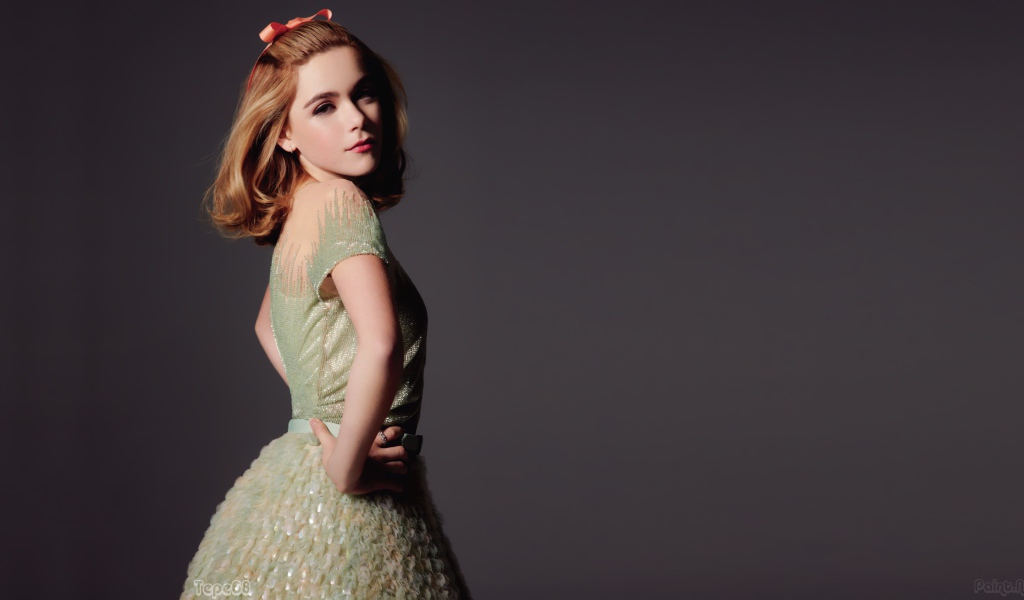 Красивая американская актриса Кирнан Шипка на сером фоне