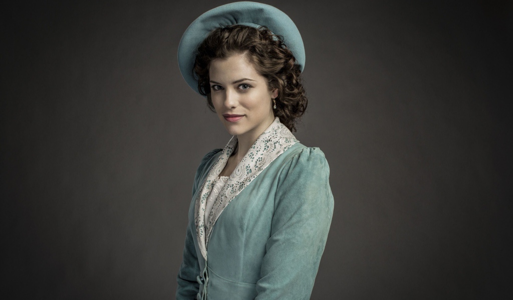 Красивая австралийская актриса Джессика де Гау в шляпке 