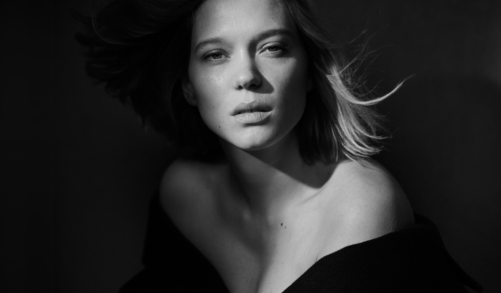Красивая французская актриса Леа Сейду черно- белое фото
