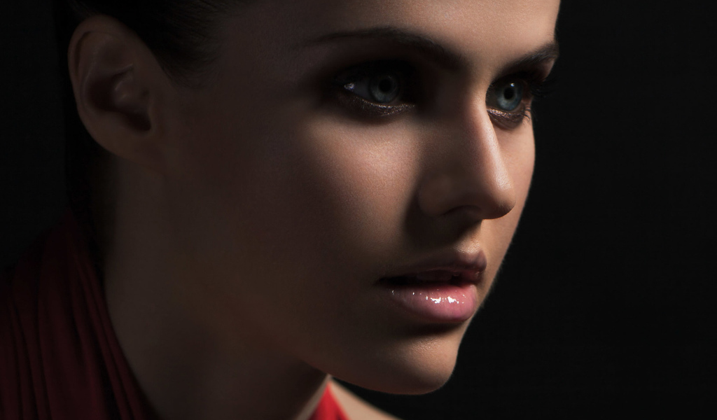 Красивая актриса Александра Даддарио лицо крупным планом