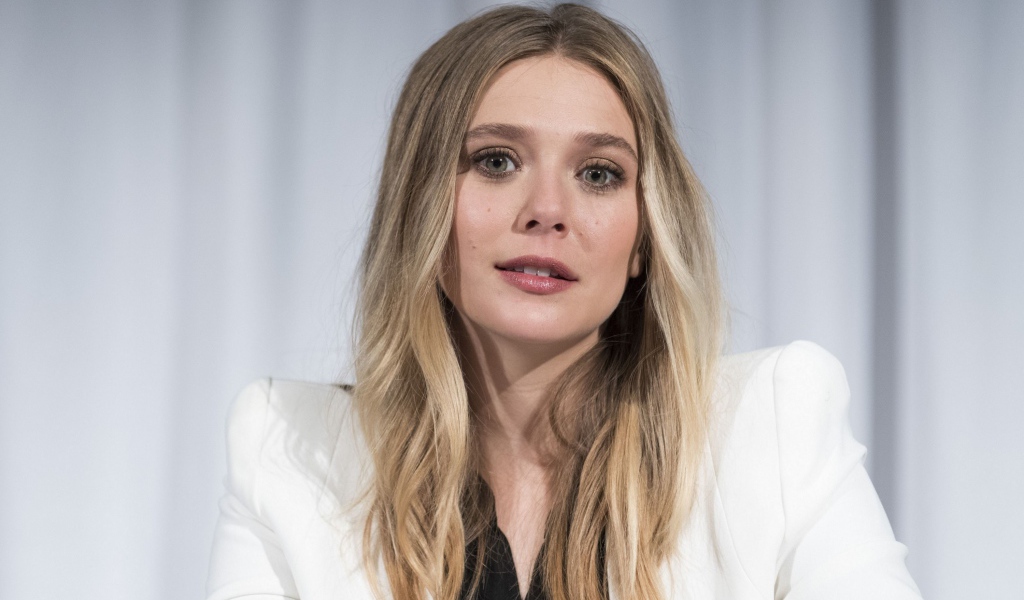 Красивая актриса Элизабет Олсен в белом пиджаке