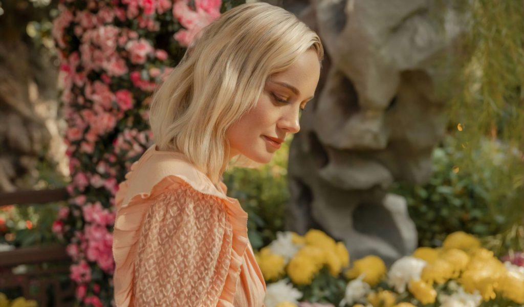 Красивая блондинка, актриса Бри Ларсон у цветов