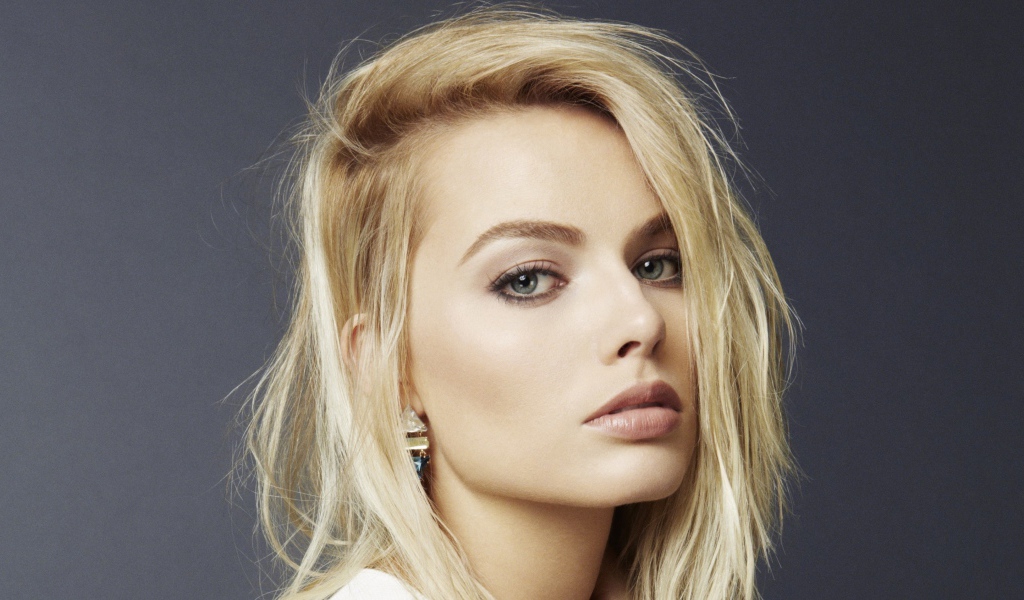 Красивая блондинка, актриса Марго Робби на сером фоне