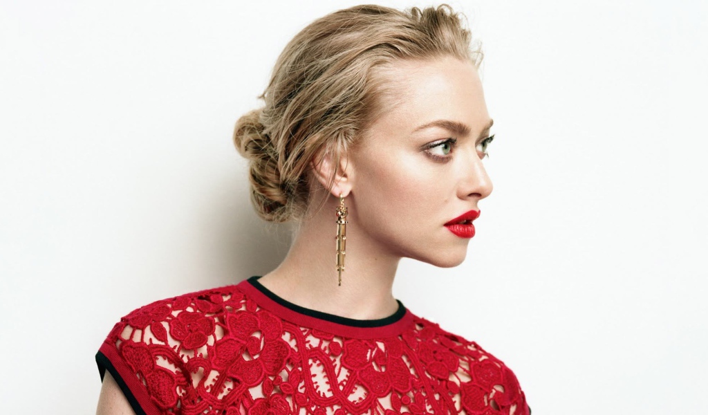 Красивая блондинка в красном платье, актриса Аманда Сейфрид