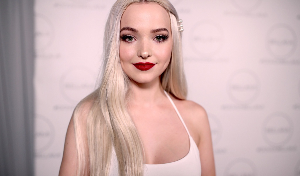 Красивая блондинка с длинными волосами актриса Дав Кэмерон