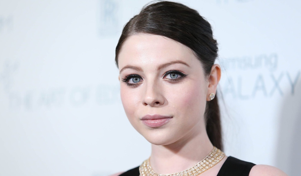 Красивая голубоглазая актриса Мишель Трахтенберг лицо крупным планом