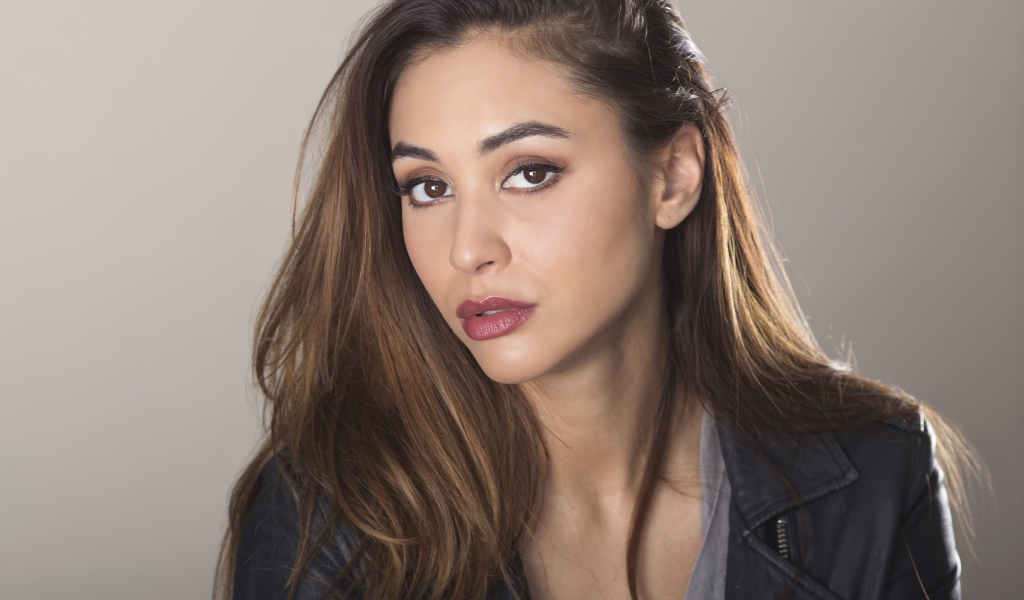 Красивая кареглазая шатенка, актриса Линдси Морган