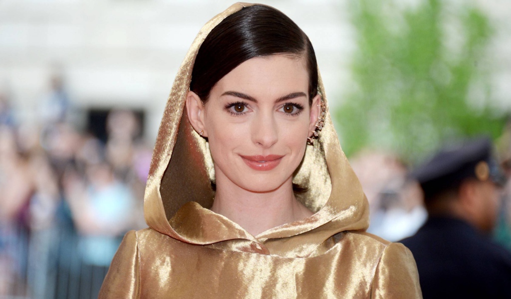 Красивая кареглазая брюнетка, актриса Энн Хэтэуэй 