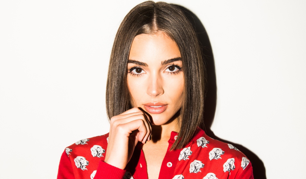 Красивая кареглазая девушка, актриса Оливия Калпо на белом фоне