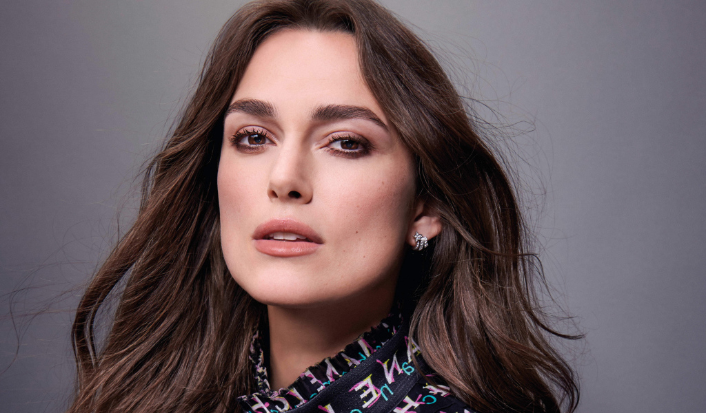 Красивая шатенка, актриса Кира Найтли лицо крупным планом