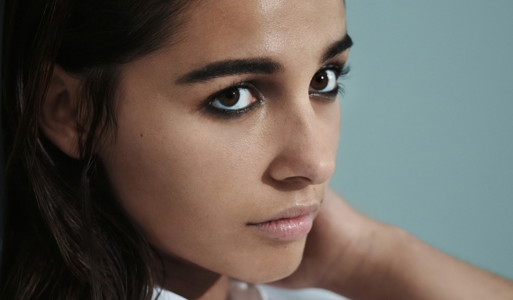 Красивые карие глаза актрисы Наоми Скотт 