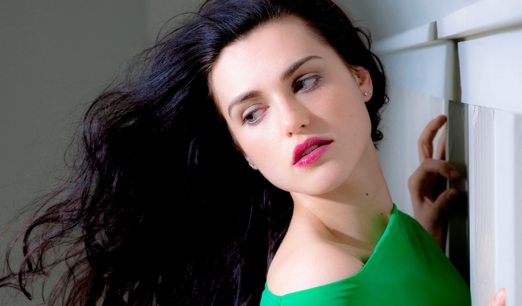 Красивая брюнетка Кэти Макграт с розовыми губами