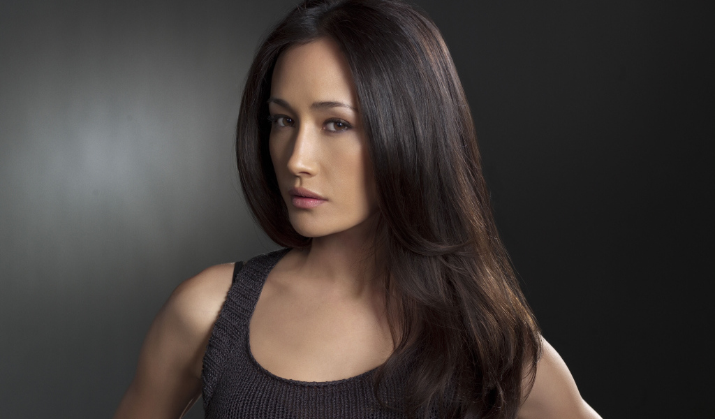 Красивая брюнетка актриса Мэгги Кью на сером фоне