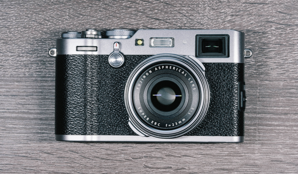 Красивый фотоаппарат Fujifilm X100F на столе