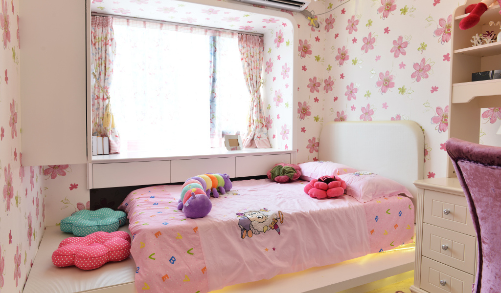 Красивая детская комната с игрушками и стенами в цветах