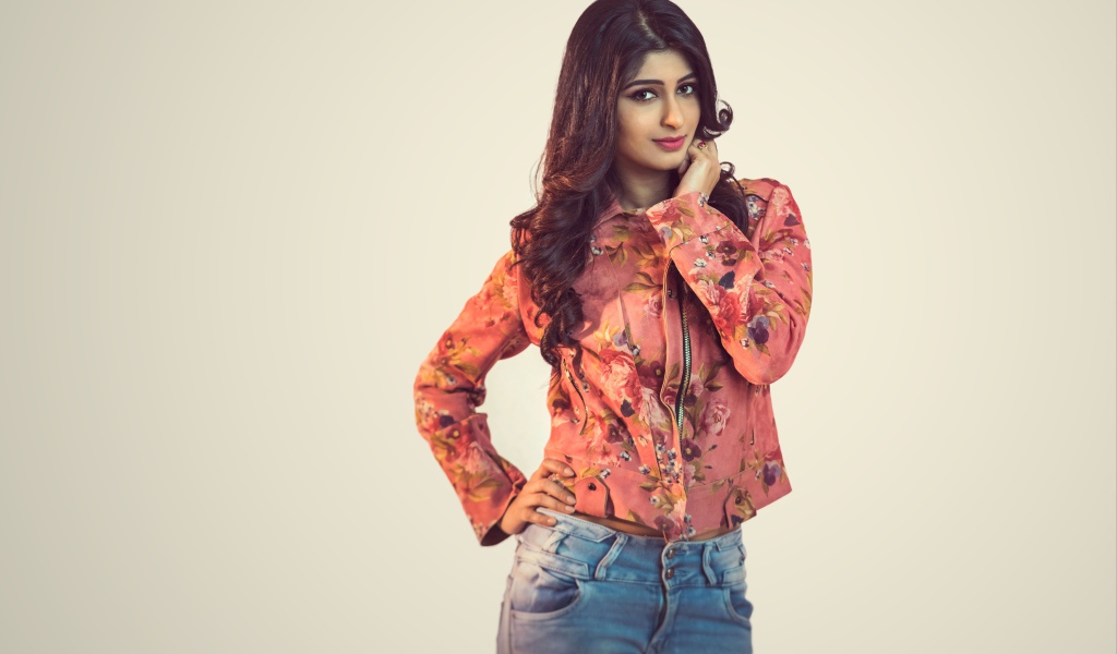 Красивая девушка, индийская актриса Адити Рао Хидари на сером фоне