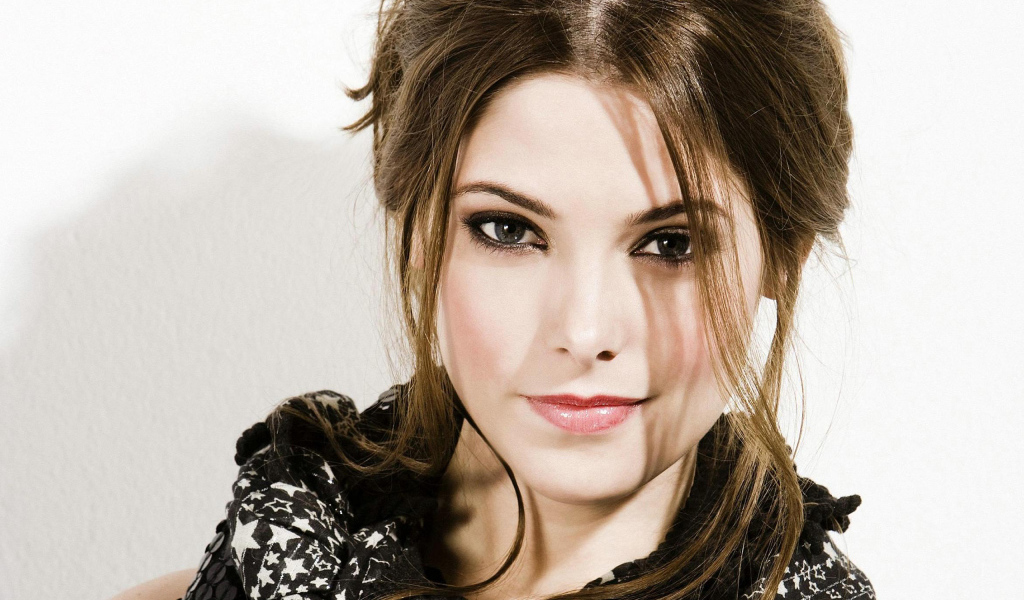 Красивая девушка, актриса Эшли Грин на белом фоне