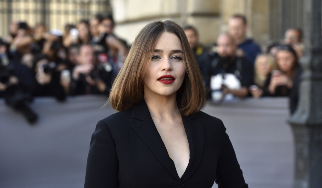 Красивая девушка, актриса Эмилия Кларк в черном пиджаке