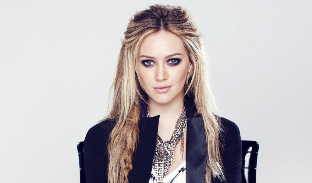 Красивая девушка, актриса Хилари Дафф с длинными волосами